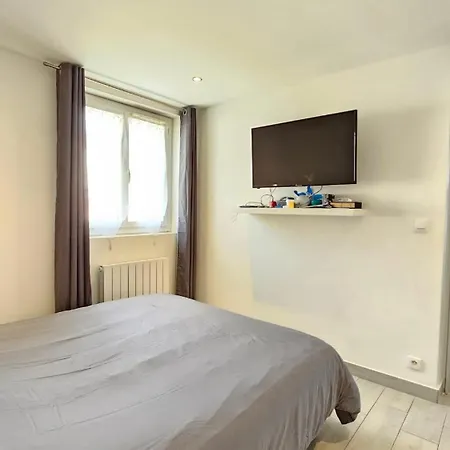 De 2 Avec Balcon Et Wifi A Apartment Uzes
