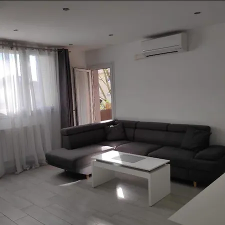 Apartment De 2 Avec Balcon Et Wifi A Uzes