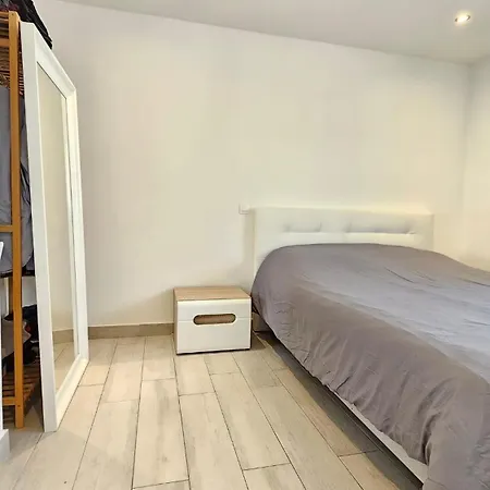 De 2 Avec Balcon Et Wifi A Apartment Uzes