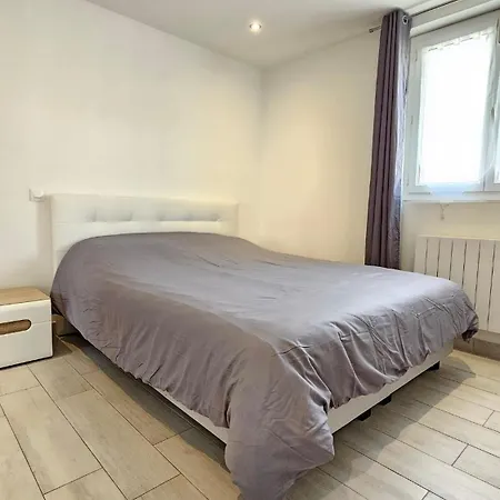 De 2 Avec Balcon Et Wifi A Apartment Uzes